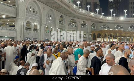 Muslimische Pilger versammeln sich, um die Abschiedsumgehung oder Tawaf zu vollziehen , siebenmal um die Kaaba zu kreisen muslimische Pilger versammeln sich um die Abschiedsumgehung oder Tawaf , siebenmal um die Kaaba, den heiligsten Schrein des Islam, in der Großen Moschee in der heiligen Stadt Mekka am Ende der jährlichen Hadschpilgerfahrt am 19. Juni 2024. Medhat Hajjaj apaimages Mekka Saudi Arabien 190624 Mecca MH 0014 Copyright: XapaimagesxMedhatxHajjajxxapaimagesx Stockfoto