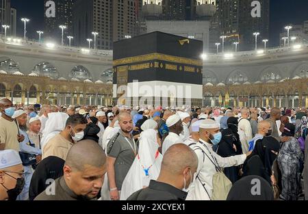 Muslimische Pilger versammeln sich, um die Abschiedsumgehung oder Tawaf zu vollziehen , siebenmal um die Kaaba zu kreisen muslimische Pilger versammeln sich um die Abschiedsumgehung oder Tawaf , siebenmal um die Kaaba, den heiligsten Schrein des Islam, in der Großen Moschee in der heiligen Stadt Mekka am Ende der jährlichen Hadschpilgerfahrt am 19. Juni 2024. Medhat Hajjaj apaimages Mekka Saudi Arabien 190624 Mecca MH 008 Copyright: XapaimagesxMedhatxHajjajxxapaimagesx Stockfoto