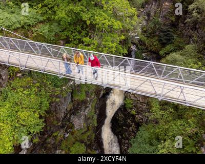 FÄLLE VON MEASACH UNTER DER HÄNGEBRÜCKE DES CORRIESHALLOCHS ÜBER DIE GORGE, SCHOTTLAND Stockfoto