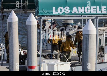 Santa Barbara, Kalifornien, USA. Juni 2024. Die Feuerwehrleute mussten mit dem Boot auf dem Pyramid Lake reisen, um die abgelegensten Bereiche des Feuers am dritten Tag einer der ersten massiven Flammen der Brandsaison 2024 zu bekämpfen. Die Hot-Shot-Crew kehrt von einer 12-Stunden-Schicht zurück und entlädt ihre Ausrüstung vom Los Angeles County Sheriff Department Boot. Der Pyramid Lake, der sich im Angeles and Los Padres National Forest befindet, ist ein Stausee, der durch den Pyramid Dam am Piru Creek in der Nähe von Castaic, Kalifornien, gebildet wird. (Kreditbild: © Amy Katz/ZUMA Press Wire) NUR REDAKTIONELLE VERWENDUNG! Nicht für kommerzielle ZWECKE! Stockfoto