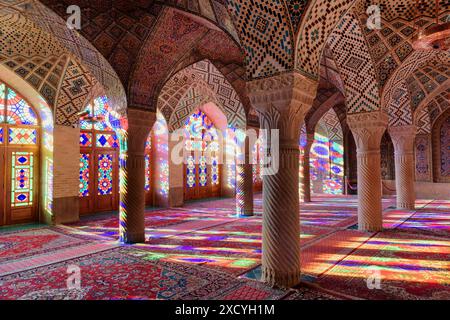 Shiraz, Iran - 31. Oktober 2018: Farbenfroher Blick auf das Morgensonnenlicht, das durch Buntglasfenster auf Säulen, Wand und Boden reflektiert wird. Stockfoto