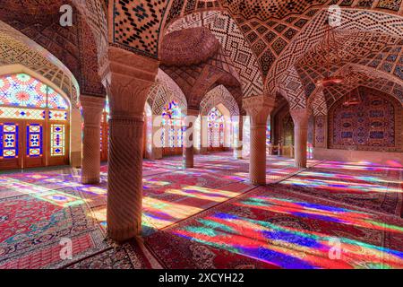 Shiraz, Iran - 31. Oktober 2018: Farbenfroher Blick auf das Morgensonnenlicht, das durch Buntglasfenster auf Säulen, Wand und Boden reflektiert wird. Stockfoto