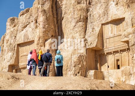 Shiraz, Iran - 31. Oktober 2018: Kleine Gruppe von Touristen in der antiken Nekropole Naqsh-e Rustam. Stockfoto