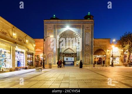 Shiraz, Iran - 31. Oktober 2018: Nächtlicher Blick auf den Eingang der Vakil-Moschee. Stockfoto