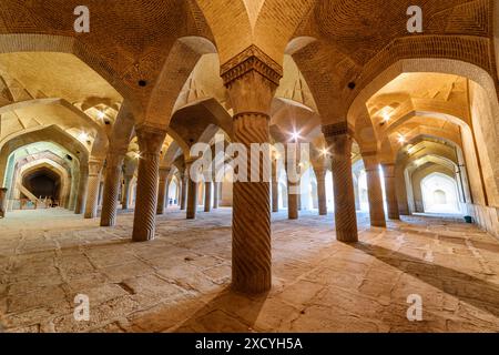 Shiraz, Iran - 31. Oktober 2018: Wunderschöne gewölbte Decke und erstaunliche geschnitzte Säulen der hypostilvollen Halle in der Vakil-Moschee. Stockfoto