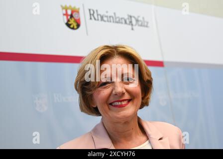 Mainz, Deutschland. Juni 2024. Malu Dreyer (SPD), Ministerpräsident von Rheinland-Pfalz, kommt zu einer Pressekonferenz in die Landeskanzlei. Lange vor der nächsten Landtagswahl 2026 wird es in Rheinland-Pfalz einen Wechsel an der Spitze der Rheinland-pfälzischen Regierung geben. In wenigen Wochen wird die Ministerpräsidentin aus ihrem Amt seit 2013 zurücktreten. Vermerk: Arne Dedert/dpa/Alamy Live News Stockfoto