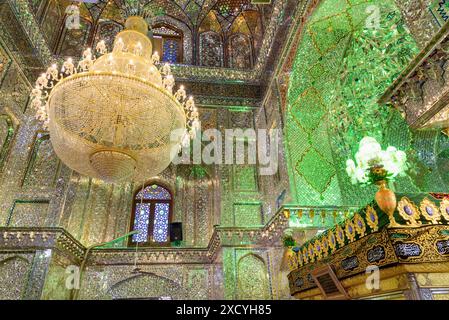 Shiraz, Iran - 29. Oktober 2018: Fantastisches Inneres des Gebetssaals im Ali Ibn Hamzeh Heiligtum. Stockfoto