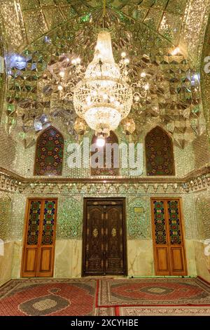 Shiraz, Iran - 29. Oktober 2018: Innenraum des Gebetssaals im Ali Ibn Hamzeh Heiligtum. Stockfoto