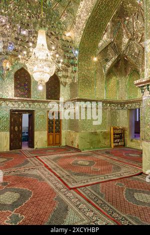 Shiraz, Iran - 29. Oktober 2018: Traditionelles persisches Inneres des Gebetssaals, Ali Ibn Hamzeh Holly Shrine. Stockfoto