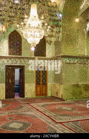 Shiraz, Iran - 29. Oktober 2018: Persisches Inneres des Gebetssaals im Ali Ibn Hamzeh Heiligtum. Stockfoto