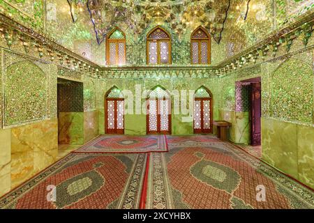 Shiraz, Iran - 29. Oktober 2018: Prächtiges Inneres des Gebetssaals im Ali Ibn Hamzeh Heiligtum. Stockfoto