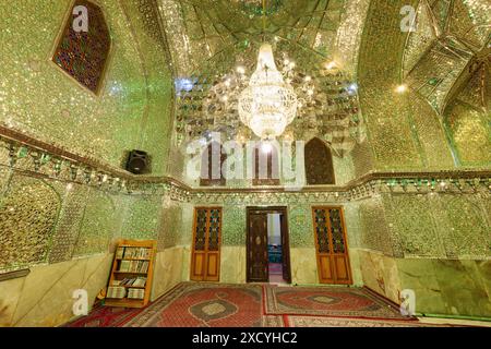 Shiraz, Iran - 29. Oktober 2018: Malerisches Inneres des Gebetssaals im Ali Ibn Hamzeh Holly Schrein. Stockfoto