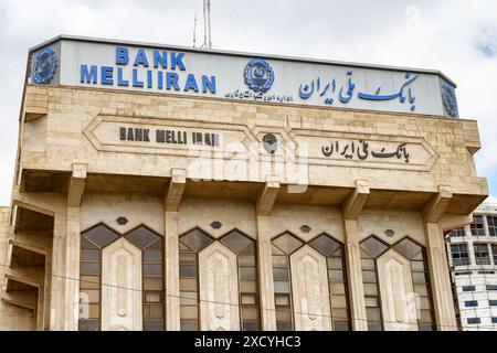 Shiraz, Iran - 30. Oktober 2018: Fassade des Bürogebäudes der Melli Iran Bank in Shiraz. Stockfoto