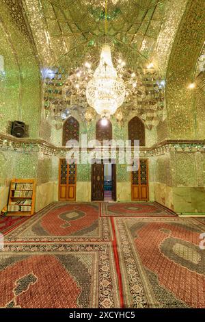 Shiraz, Iran - 29. Oktober 2018: Fantastischer Blick auf den Gebetssaal im Ali Ibn Hamzeh Heiligtum. Stockfoto