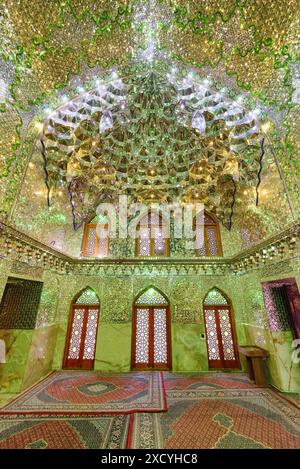 Shiraz, Iran - 29. Oktober 2018: Wunderschönes Inneres des Gebetssaals im Ali Ibn Hamzeh Heiligsten Schrein. Stockfoto