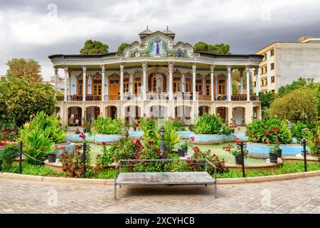 Shiraz, Iran - 30. Oktober 2018: Schöner Blick auf das Shapouri-Haus und den malerischen Brunnen im traditionellen persischen Garten. Fantastische iranische Architektur. Stockfoto