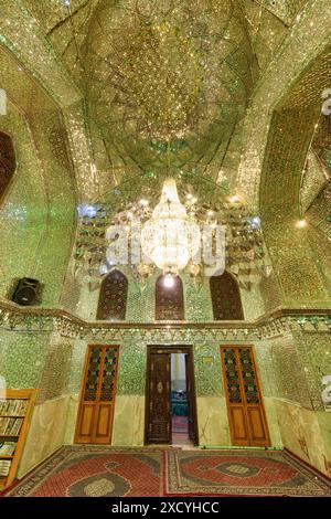 Shiraz, Iran - 29. Oktober 2018: Fabelhafter Blick auf den Gebetssaal im Ali Ibn Hamzeh Holly Schrein. Stockfoto