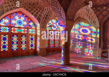 Shiraz, Iran - 31. Oktober 2018: Fantastischer Blick auf das Morgensonnenlicht, das durch Buntglasfenster auf Säulen, Wand und Boden reflektiert wird. Stockfoto