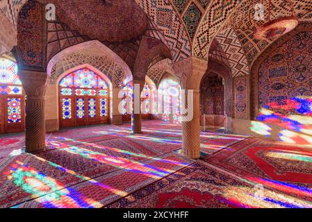 Shiraz, Iran - 31. Oktober 2018: Herrlicher Blick auf das Morgensonnenlicht, das durch bunte Buntglasfenster an Wand und Boden reflektiert wird. Stockfoto