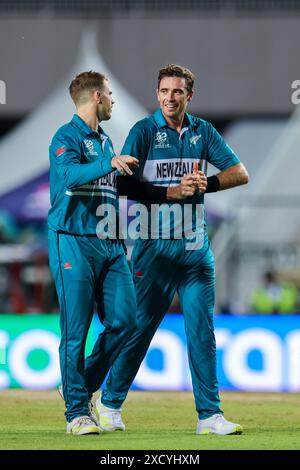 Der Neuseeländer Tim Southee, rechts, mit Lockie Ferguson gegen Uganda während der ICC Männer T20 World Cup 2024 in der Brian Lara Cricket Academy, T&T. Stockfoto