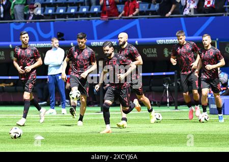 Hamburg, Deutschland. Juni 2024. Fußball, UEFA Euro 2024, Europameisterschaft, Kroatien - Albanien, Vorrunde, Gruppe B, Spieltag 2, Volksparkstadion Hamburg, albanische Spieler warm Up. Quelle: Sina Schuldt/dpa/Alamy Live News Stockfoto