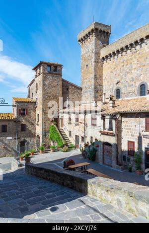 Die Mauern der Burg Bolsena - Castello Rocca Monaldeschi - und Piazzo della Rocca Stockfoto