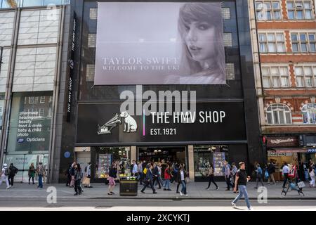 London, Großbritannien. 19. Juni 2024. Der HMV-Laden in der Oxford Street ist mit einem riesigen Bild von Taylor Swift dekoriert. Taylor Swift wird im Juni drei Nächte im Wembley Stadium und im August fünf Nächte im Rahmen ihrer Eras Tour auftreten. Quelle: Stephen Chung / Alamy Live News Stockfoto