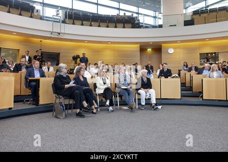 Vor dem Hintergrund der Taten des sogenannten Nationalsozialistischen Untergrundes NSU war am 19.06.2024 unweit des Thueringer Landtags in Erfurt ein Denkmal eingeweiht. Foto v.l.: Leonie Baumann, Kuratorin für den Hauptstadtkulturfonds in Berlin und Vorsitzende des Preisgerichts Landtagspraesidentin von Thueringen, Birgit Pommer die linke Semiya Simsek, die Tochter des ersten Opfers des NSU, Enver Simsek Ministerpraesident von Thueringen, Bodo Ramelow die linke Barbara John, die Ombudsfrau der Bundesregierung für die Opfer der rechtsextremen Terrorgruppe NSU waehrend der Gedenkveranstalt Stockfoto