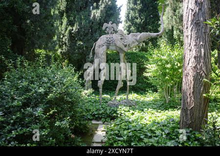 Girona, Spanien - 26. Mai 2024: Statue eines Elefanten Salvador Dalis in den Gärten der Burg Gala Dali in Pubol, Katalonien Stockfoto