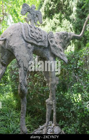 Girona, Spanien - 26. Mai 2024: Statue eines Elefanten Salvador Dalis in den Gärten der Burg Gala Dali in Pubol, Katalonien Stockfoto