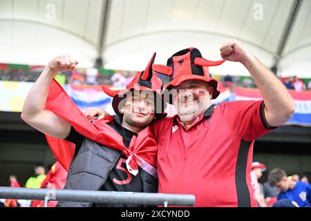 Hamburg. Juni 2024. Die Fans Albaniens reagieren auf das Spiel der Gruppe B der UEFA Euro 2024 zwischen Kroatien und Albanien am 19. Juni 2024 in Hamburg. Quelle: Ren Pengfei/Xinhua/Alamy Live News Stockfoto