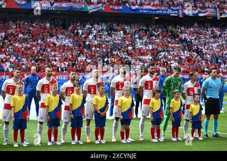 Hamburg, Deutschland. Juni 2024. Fußball, UEFA Euro 2024, Europameisterschaft, Kroatien - Albanien, Vorrunde, Gruppe B, Spieltag 2, Volksparkstadion Hamburg, kroatische Spieler haben sich für die Hymnen entschieden. Quelle: Sina Schuldt/dpa/Alamy Live News Stockfoto
