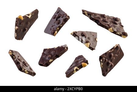 Stücke dunkler Haselnussschokolade isoliert auf weißem Hintergrund. Stockfoto