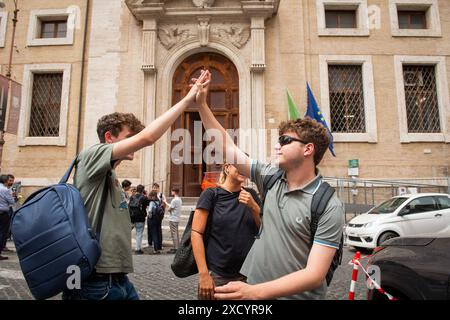 Roma, Italien. Juni 2024. L'uscita dei ragazzi del Liceo Ginnasio Visconti al termine della prima prova degli esami di maturità - Roma, Italia - Nella foto i ragazzi all'uscita della scuola - Mercoledì 19 Giugno 2024 (Foto Valentina Stefanelli/LaPresse) der Ausstieg der Jungen aus der Ginnasio Visconti Gymnasium am Ende der ersten Prüfung der Abschlussprüfung - Rom, Italien - auf dem Foto die Jungen verlassen die Schule - Mittwoch, 19. Juni 2024 (Foto Valentina Stefanelli/LaPresse) Credit: LaPresse/Alamy Live News Stockfoto