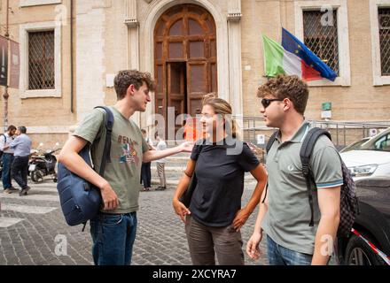 Roma, Italien. Juni 2024. L'uscita dei ragazzi del Liceo Ginnasio Visconti al termine della prima prova degli esami di maturità - Roma, Italia - Nella foto i ragazzi all'uscita della scuola - Mercoledì 19 Giugno 2024 (Foto Valentina Stefanelli/LaPresse) der Ausstieg der Jungen aus der Ginnasio Visconti Gymnasium am Ende der ersten Prüfung der Abschlussprüfung - Rom, Italien - auf dem Foto die Jungen verlassen die Schule - Mittwoch, 19. Juni 2024 (Foto Valentina Stefanelli/LaPresse) Credit: LaPresse/Alamy Live News Stockfoto