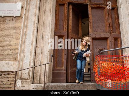 Roma, Italien. Juni 2024. L'uscita dei ragazzi del Liceo Ginnasio Visconti al termine della prima prova degli esami di maturità - Roma, Italia - Nella foto i ragazzi all'uscita della scuola - Mercoledì 19 Giugno 2024 (Foto Valentina Stefanelli/LaPresse) der Ausstieg der Jungen aus der Ginnasio Visconti Gymnasium am Ende der ersten Prüfung der Abschlussprüfung - Rom, Italien - auf dem Foto die Jungen verlassen die Schule - Mittwoch, 19. Juni 2024 (Foto Valentina Stefanelli/LaPresse) Credit: LaPresse/Alamy Live News Stockfoto