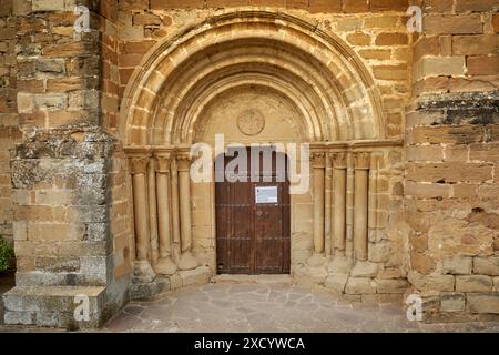 Romanische Kirche Iglesia de San Andres in Zariquiegui entlang des Jakobsweges, Spanien Stockfoto