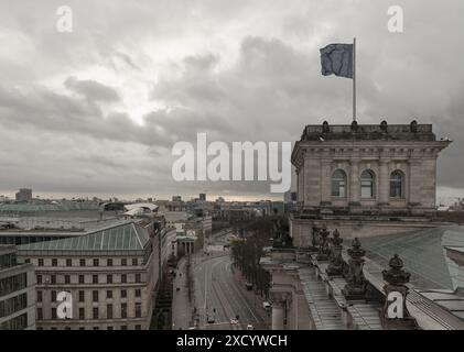 Berlin, Deutschland - 20. Dezember 2023 - Berliner Stadtansicht von oben auf Eckturm Reichstagsgebäude mit Kammer der Technik und Gebäuden im unteren Bereich Stockfoto