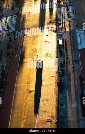 Manhattanhenge Sunset Event auf der 34th Street in New York City, USA 2024 Stockfoto