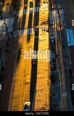 Manhattanhenge Sunset Event auf der 34th Street in New York City, USA 2024 Stockfoto