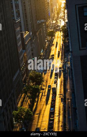 Manhattanhenge Sunset Event auf der 34th Street in New York City, USA 2024 Stockfoto