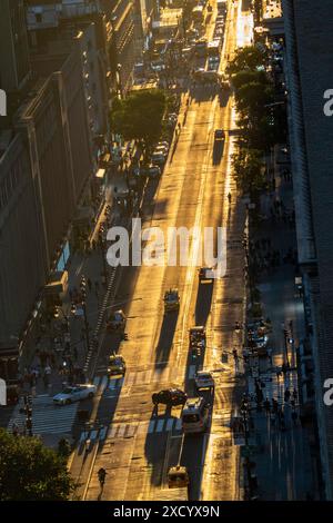 Manhattanhenge Sunset Event auf der 34th Street in New York City, USA 2024 Stockfoto