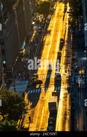 Manhattanhenge Sunset Event auf der 34th Street in New York City, USA 2024 Stockfoto