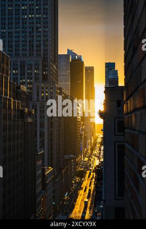 Manhattanhenge Sunset Event auf der 34th Street in New York City, USA 2024 Stockfoto