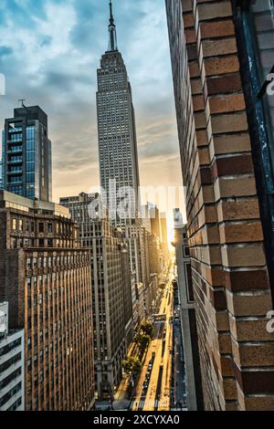 Manhattanhenge Sunset Event auf der 34th Street in New York City, USA 2024 Stockfoto