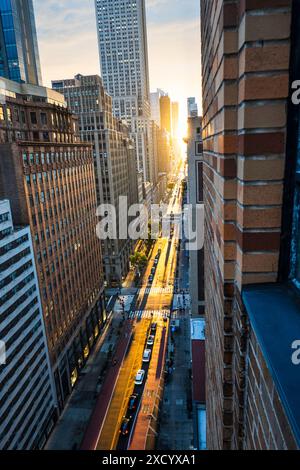 Manhattanhenge Sunset Event auf der 34th Street in New York City, USA 2024 Stockfoto