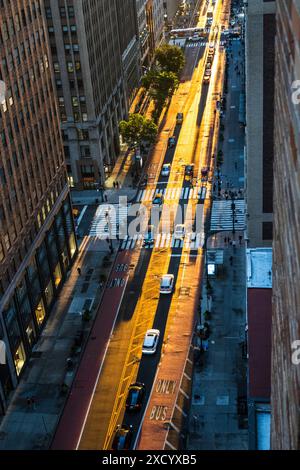 Manhattanhenge Sunset Event auf der 34th Street in New York City, USA 2024 Stockfoto