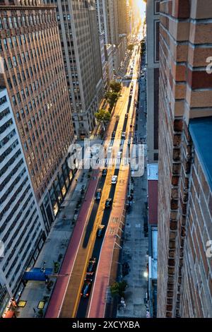 Manhattanhenge Sunset Event auf der 34th Street in New York City, USA 2024 Stockfoto