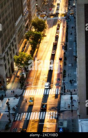 Manhattanhenge Sunset Event auf der 34th Street in New York City, USA 2024 Stockfoto