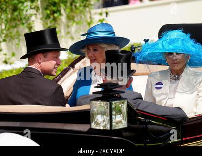 Königin Camilla, der Prinz von Wales und der Earl and Countess of Halifax kommen mit der Kutsche am zweiten Tag von Royal Ascot auf der Ascot Racecourse in Berkshire an. Bilddatum: Mittwoch, 19. Juni 2024. Stockfoto